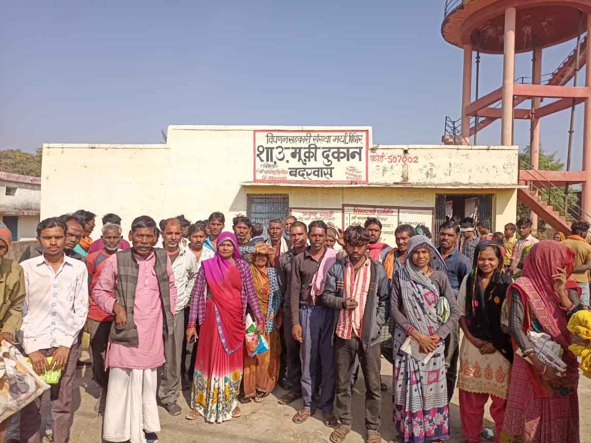 राशन न मिलने से ग्रामीणों ने किया शिवपुरी-पिछोर हाइवे पर चक्काजाम, पढ़े पूरी खबर