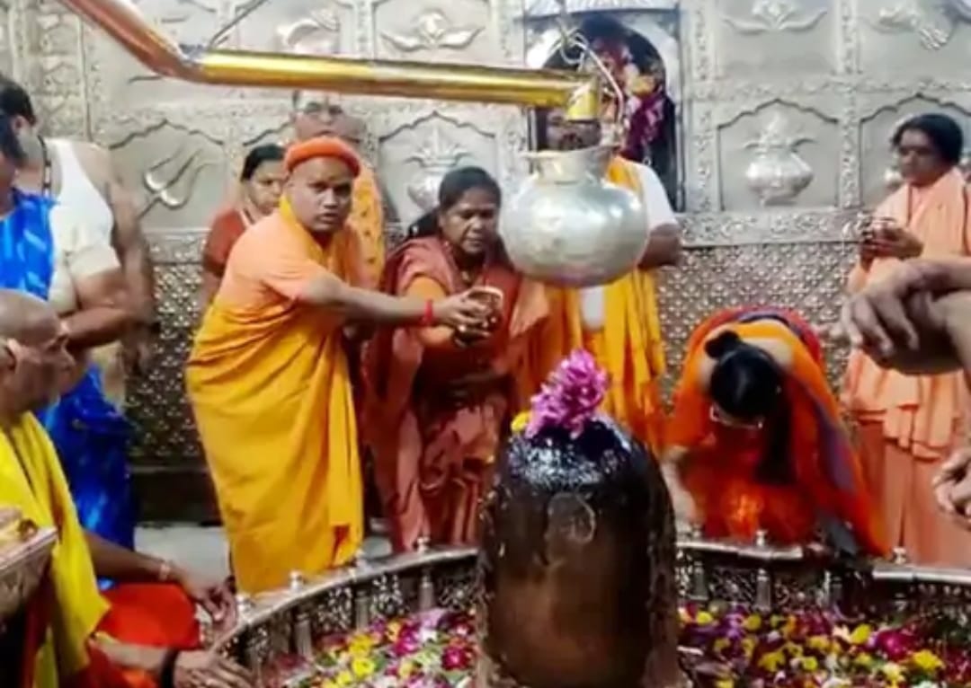 केंद्रीय मंत्री निरंजन ज्योति पहुंची महाकाल मंदिर, राहुल गांधी समेत दीपिका पादुकोण पर साधा निशाना
