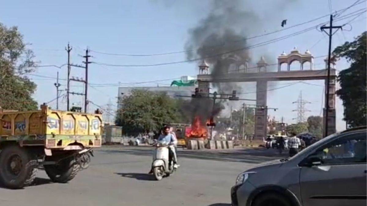 Ujjain News: बीच चौराहे पर कचरा गाड़ी में लगी आग, घटनास्थल पर मचा हड़कंप