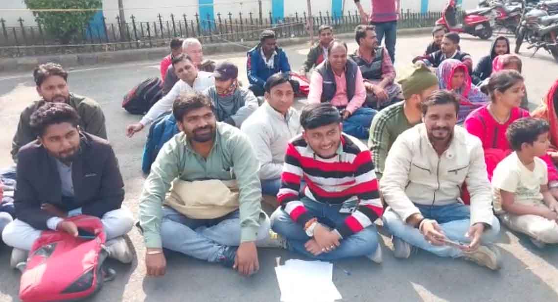 Jabalpur News : जमीन के बदले अब तक नहीं मिली नौकरी तो धरने पर बैठ गए किसान, पढ़े पूरी खबर