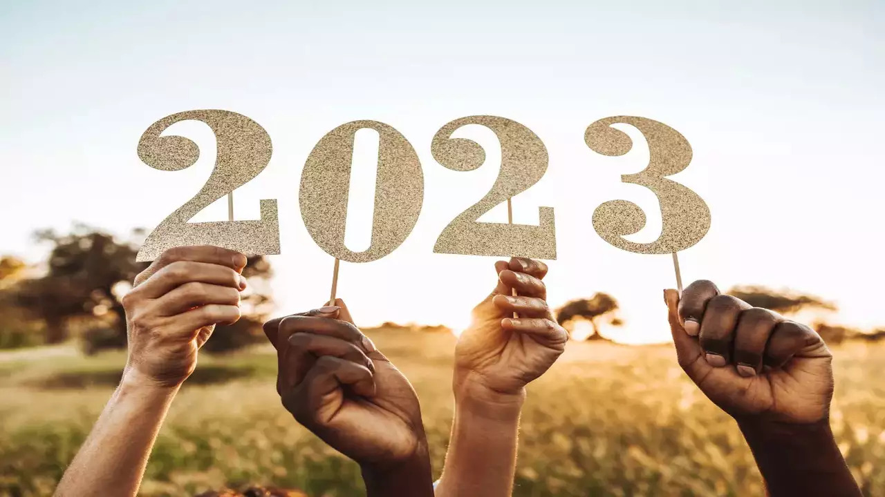 New Year 2023 Wishes: फीकी न पड़े तुम्हारे आँखों की चमक....नए साल पर अपनों को शायराना अंदाज में भेजें बधाई संदेश