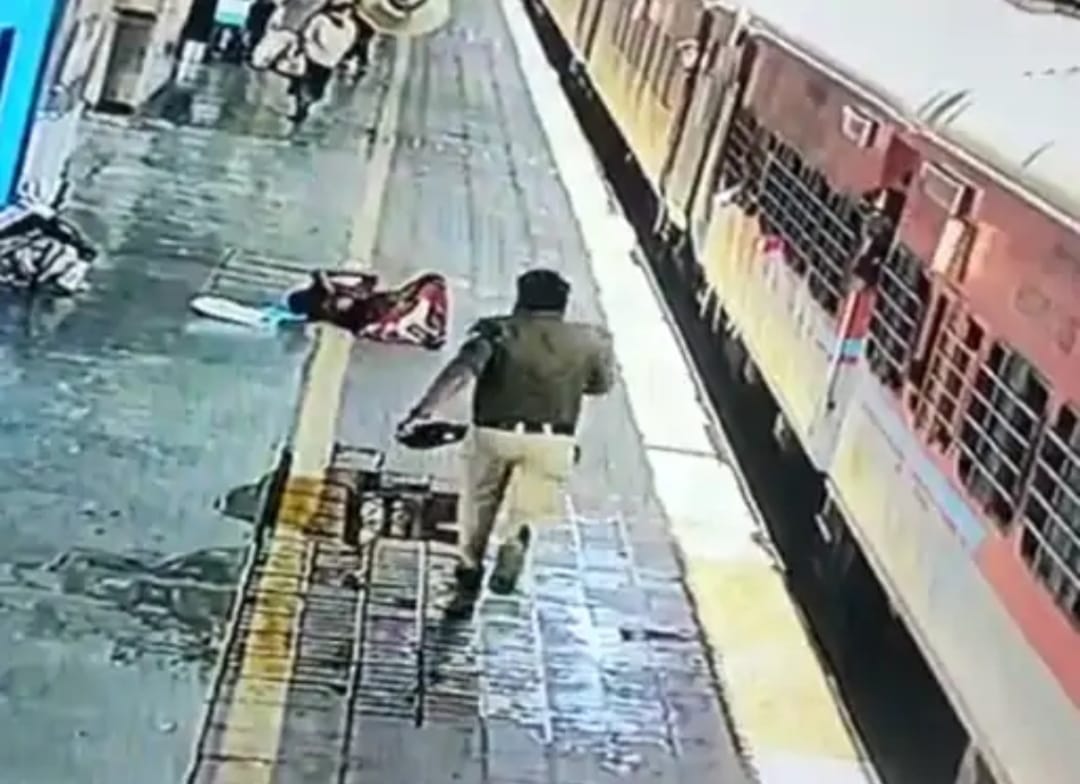 रतलाम में चलती ट्रेन से प्लेटफार्म पर गिरी महिला, RPF जवान ने दिखाई मुस्तैदी