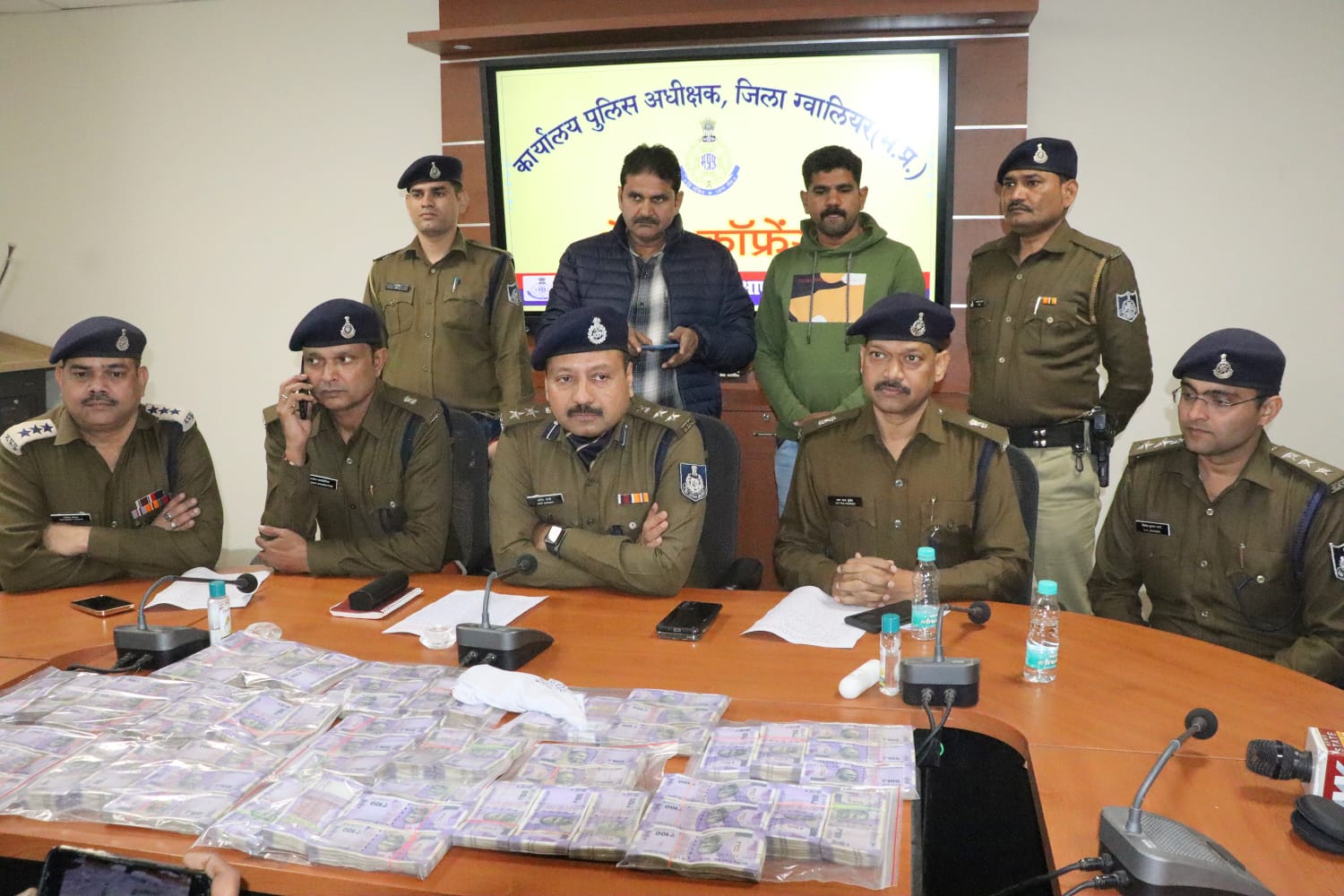डबरा लूट का आठवां आरोपी भी गिरफ्तार, लोडेड कट्टा और छह लाख रुपये बरामद