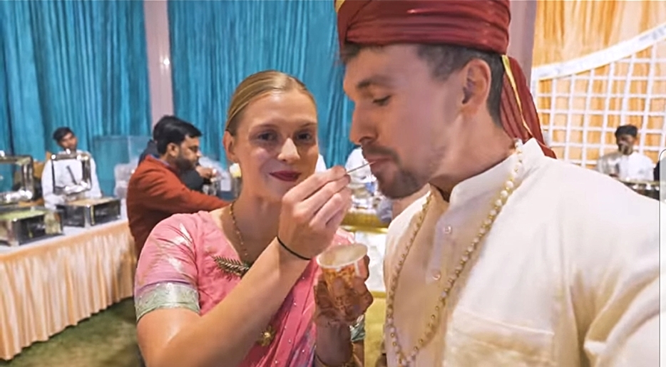 Indian Wedding : बिन बुलाए शादी में पहुंचा यूरोपियन कपल, फिर हुआ ये...