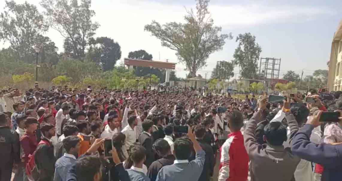 Jabalpur News : एमपी मेडिकल यूनिवर्सिटी में छात्रों का हंगामा, किया घेराव