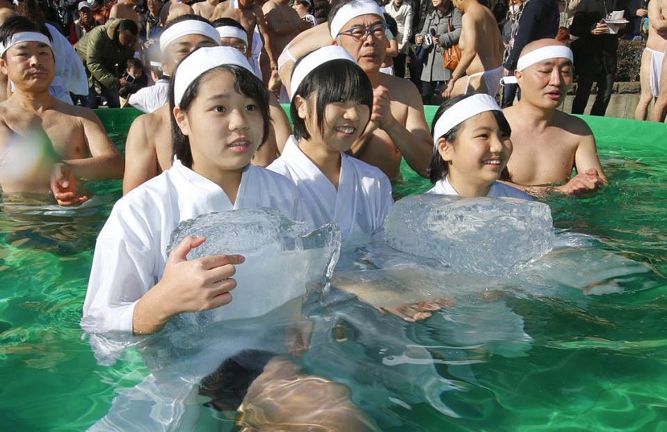 Japan’s Shinto Festival Ice Bath: जापान की ऐसी अनोखी परंपरा जिसे सुनकर उड़ जाएंगे आपके होश, पढ़ें पूरी खबर