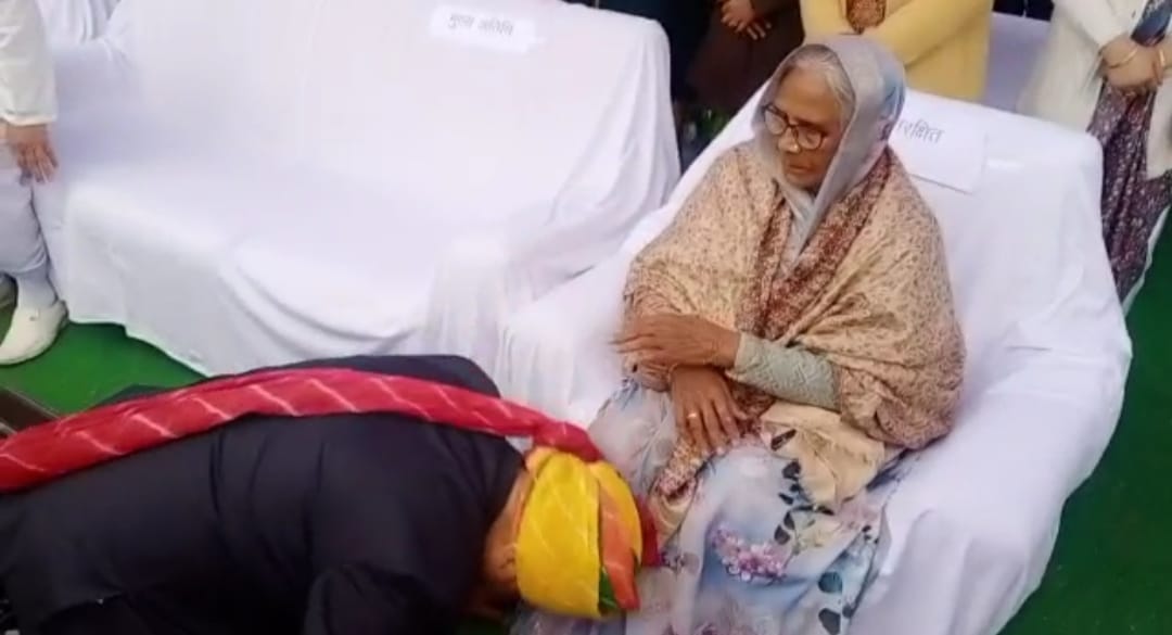Video : गणतंत्र दिवस समारोह में भावुक हुए ऊर्जा मंत्री प्रद्युम्न सिंह तोमर, मां के चरणों में सिर झुकाकर कही ये बड़ी बात