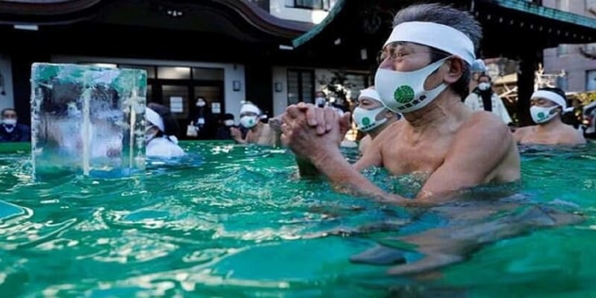 Japan’s Shinto Festival Ice Bath: जापान की ऐसी अनोखी परंपरा जिसे सुनकर उड़ जाएंगे आपके होश, पढ़ें पूरी खबर