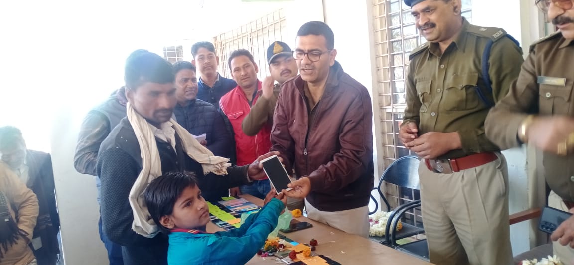 Shivpuri News: शिवपुरी पुलिस ने लोगों को दिया नए साल का तोहफा, खोए हुए 73 मोबाइल किए सुपुर्द