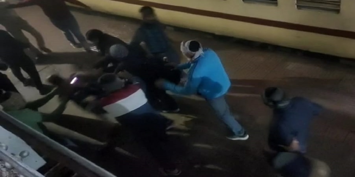 Morena News: रेलवे स्टेशन पर पुलिसकर्मियों के साथ हुई मारपीट, सोशल मीडिया पर वीडियो हुआ वायरल