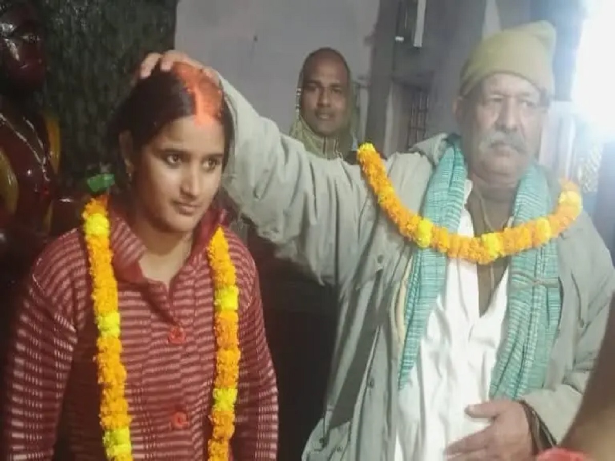 Viral News: यूपी के गोरखपुर में ससुर ने अपनी बहू से ही रचाई शादी, तस्वीरें सोशल मीडिया पर हो रही वायरल