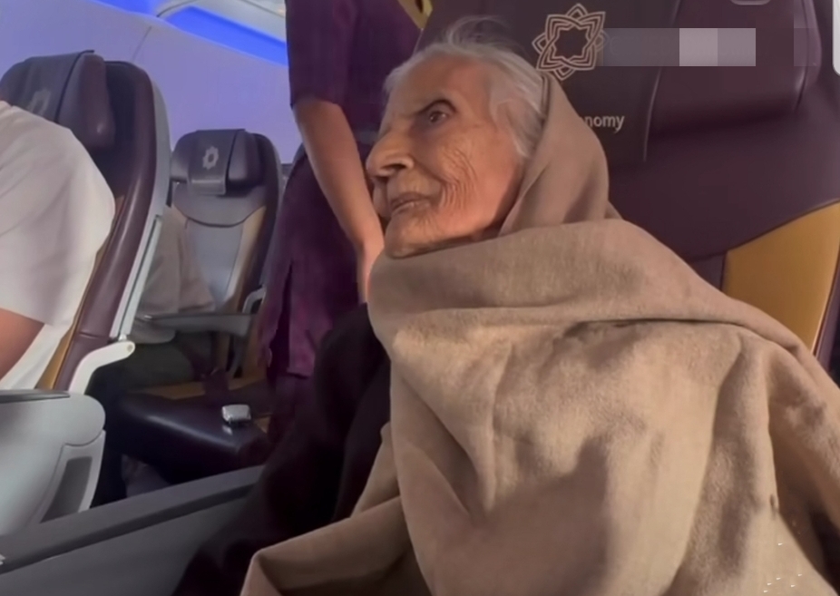 Viral Video : 83 साल की दादी मां की पहली फ्लाइट यात्रा, बच्चों जैसी स्माइल पर लोगों ने लुटाया प्यार