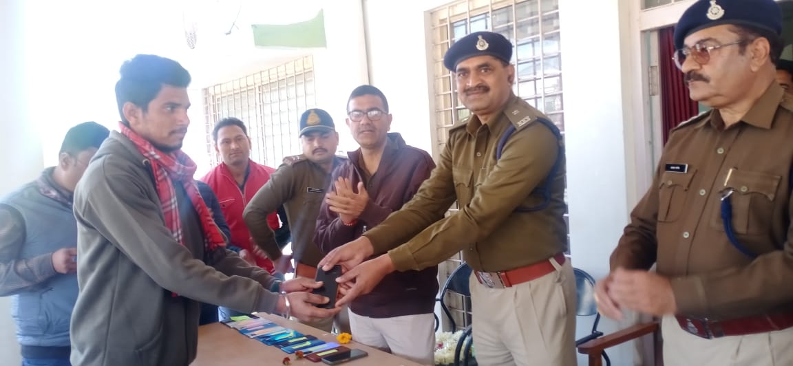 Shivpuri News: शिवपुरी पुलिस ने लोगों को दिया नए साल का तोहफा, खोए हुए 73 मोबाइल किए सुपुर्द