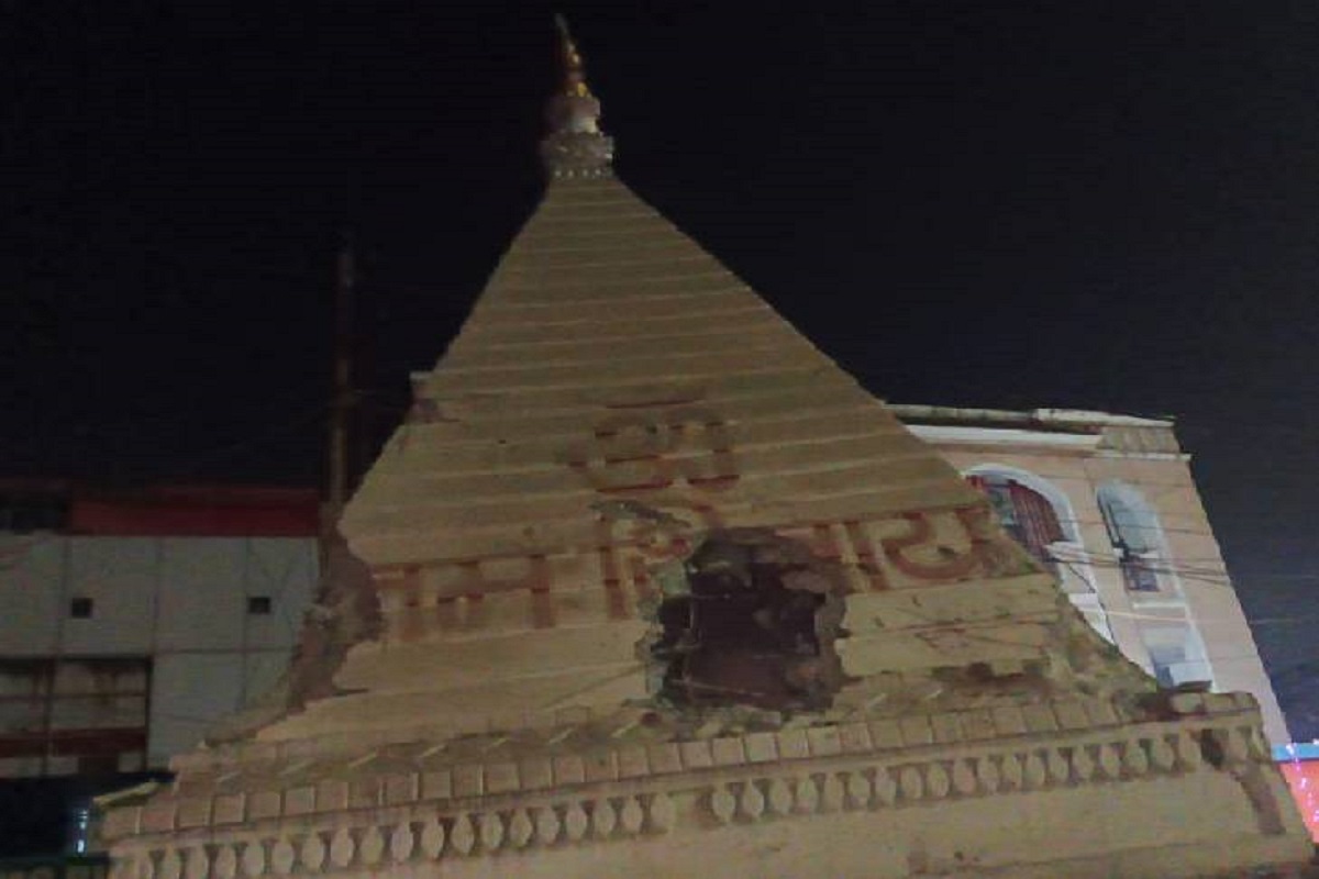 Rewa News: जिले में प्राचीन शिव मंदिर पर चली JCB, बजरंग दल के कार्यकर्ताओं ने किया विरोध प्रदर्शन