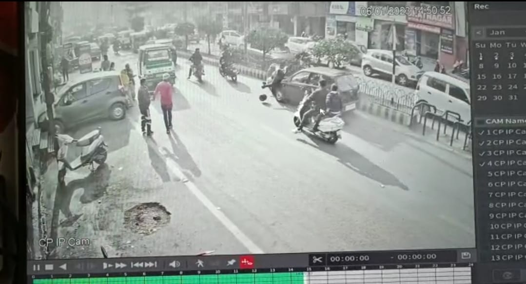 Video : Gwalior में भी दिल्ली जैसी घटना, स्कूटी को घसीटती ले गई कार
