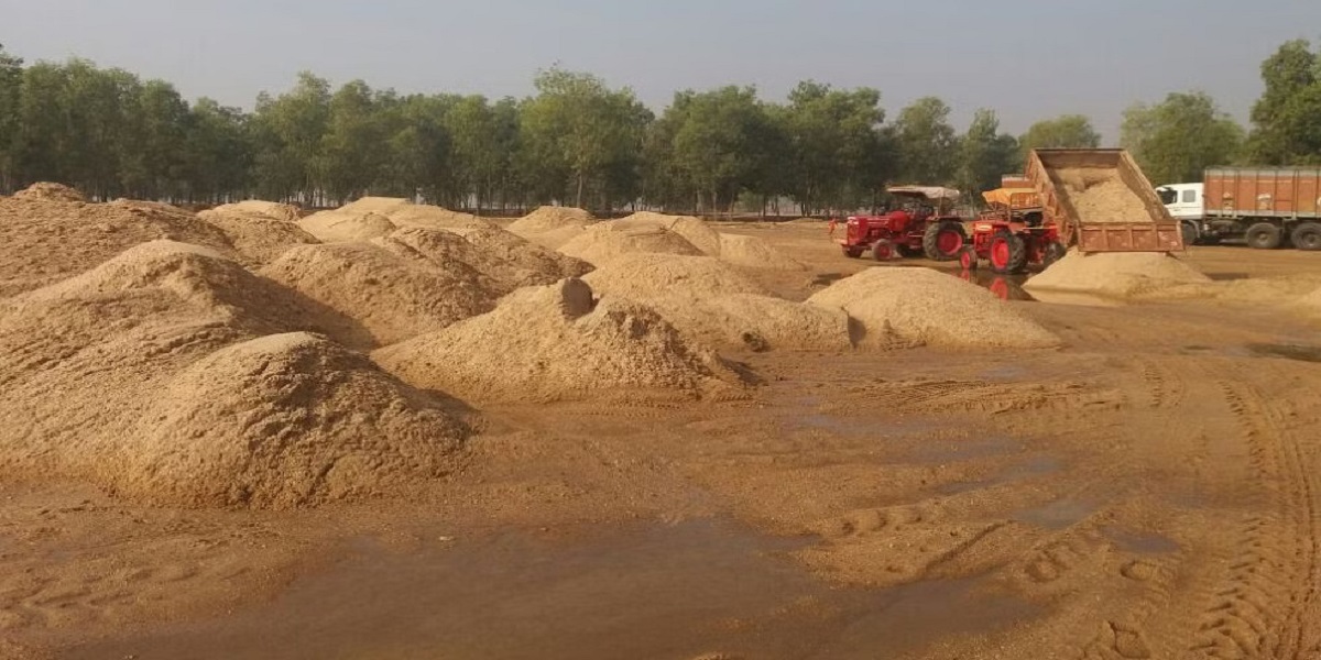 Rewa News: रेत माफियाओं के खिलाफ संयुक्त दल ने की ताबड़तोड़ कार्रवाई, 10 ट्रक बालू को पानी में मिलाया