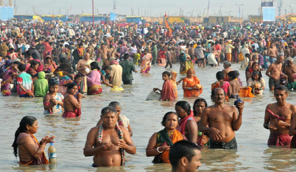 Makar Sankranti: देशभर में धूमधाम से मनाया जा रहा मकर संक्रांति का त्योहार, भक्तों में दिखा हर्षोल्लास