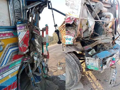 रीवा में दिखा तेज रफ्तार का कहर, दो ट्रकों की आमने- सामने भिड़ंत में चालक घायल, इलाज जारी