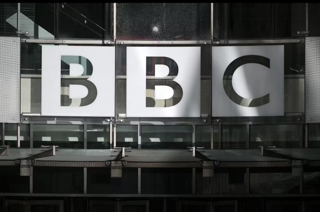 BBC के दफ्तरों पर IT का छापा : कांग्रेस बोली -"विनाश काले विपरीत बुद्धि", भाजपा ने भी कही बड़ी बात