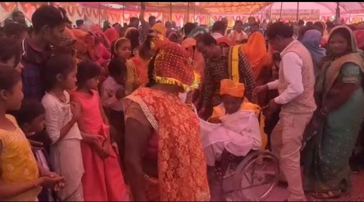 Satna News : अनोखी शादी बनी आकर्षण का केंद्र, 75 वर्षीय बुजुर्ग ने 65 साल की मोहनिया संग लिए फेरे, मंत्री रामखेलावन रहें मौजूद, महिला अधिकारी ने किया कन्यादान