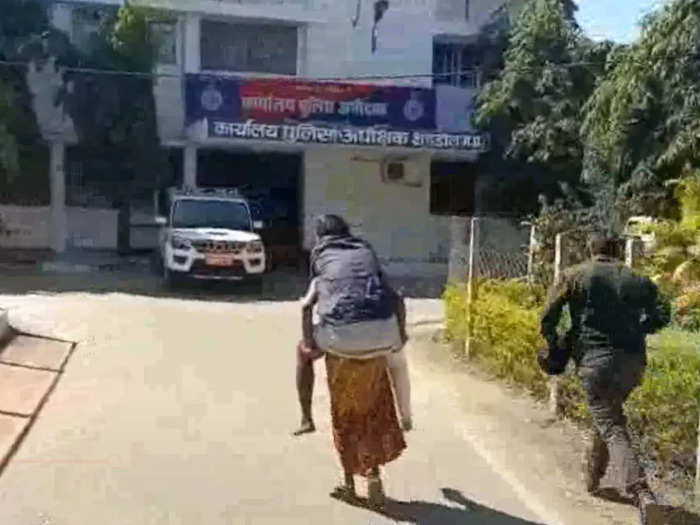 Shahdol News : घायल पति को अपनी पीठ पर लादकर SP कार्यालय पहुंची महिला, पुलिस पर लगाए आरोप, देखें वीडियो
