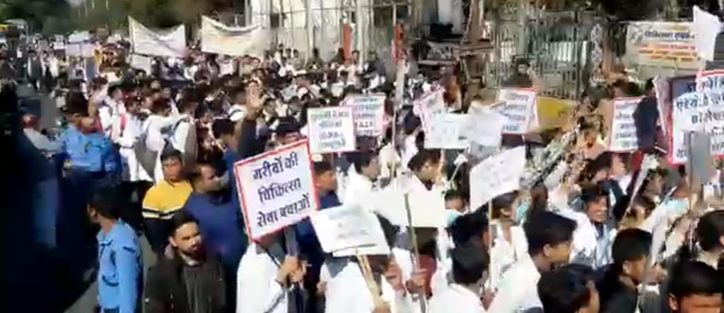 Indore : चिकित्सक संपर्क यात्रा की इंदौर में विशाल रैली, हजारों लोग हुए शामिल