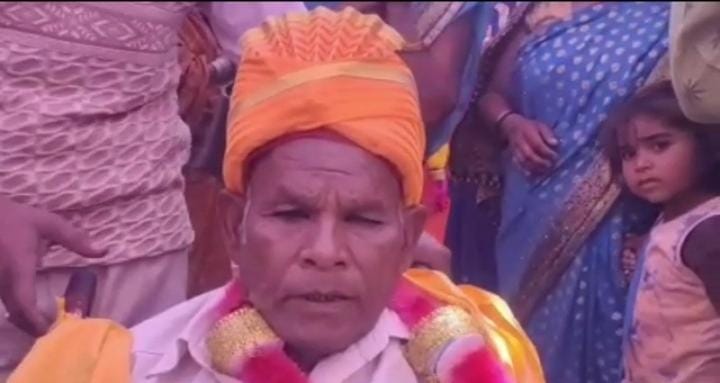 Satna News : अनोखी शादी बनी आकर्षण का केंद्र, 75 वर्षीय बुजुर्ग ने 65 साल की मोहनिया संग लिए फेरे, मंत्री रामखेलावन रहें मौजूद, महिला अधिकारी ने किया कन्यादान