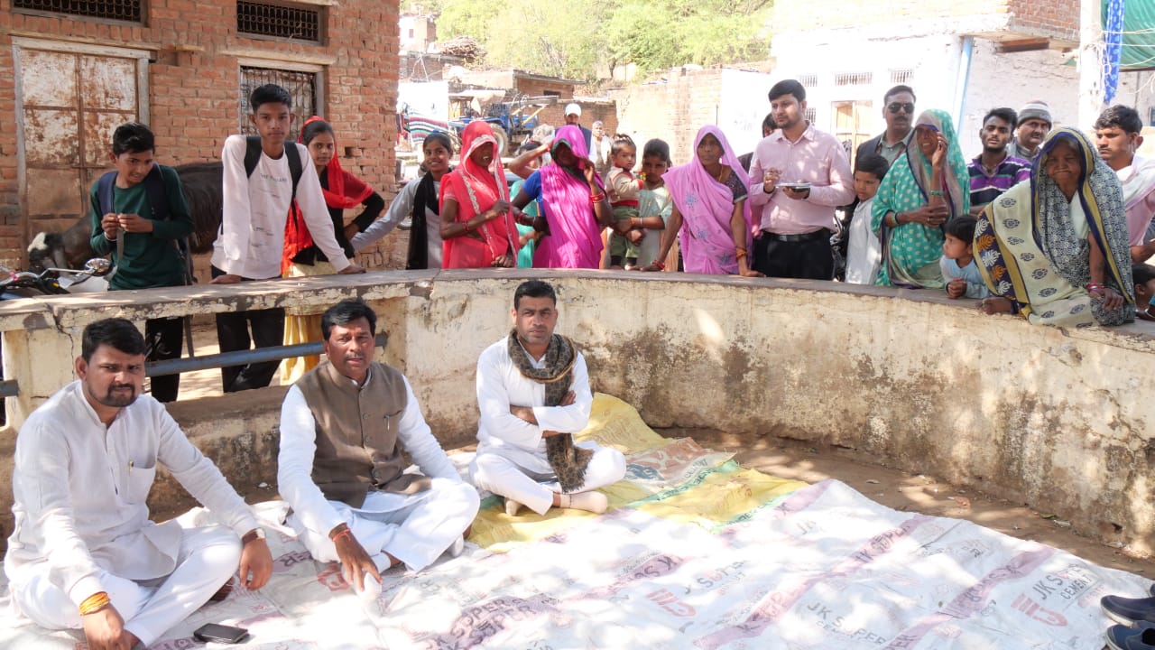 Gwalior के गांवों में पहुंची "विकास यात्रा", जमीन पर बैठे शिवराज के मंत्री, पर्चा पढ़कर दिया विकास कार्यों का हिसाब-किताब, करोड़ों रुपये का भूमिपूजन, लोकार्पण किया