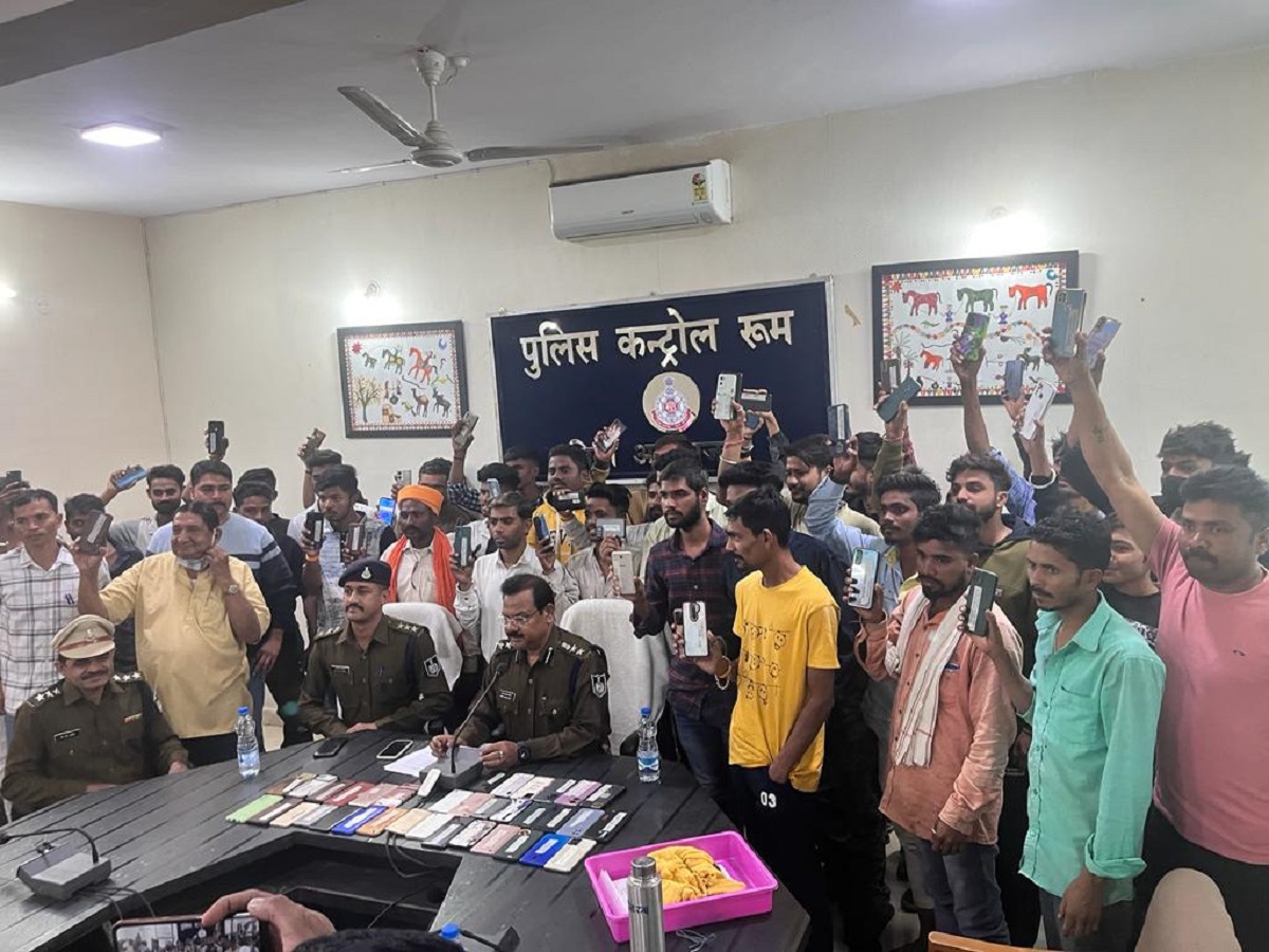 अलीराजपुर पुलिस द्वारा "Operation Hello" के तहत लौटाया गया मोबाइल फोन, लोगों ने इस तरह जाहिर की खुशी