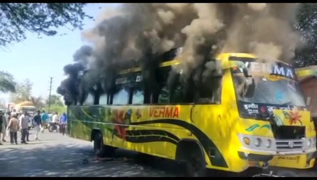 यात्री बस ने बाइक सवार को रौंदा, आक्रोशित भीड़ ने बस में लगाई आग