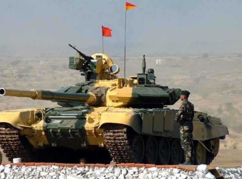 टी-90 टैंक की टेस्टिंग के दौरान हुआ मिस फायर, 22 किलो का गोला पेड़ को चीरते हुए कर्मचारी को लगा