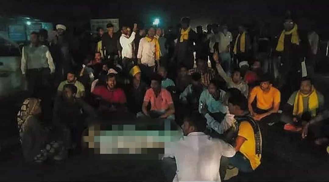 Indore News : आदिवासी युवती की संदिग्ध परिस्थितियों में मौत, गुस्साए परिजनों ने किया थाने पर पथराव, पुलिस ने किए हवाई फायर, छोड़े आंसू गैस के गोले