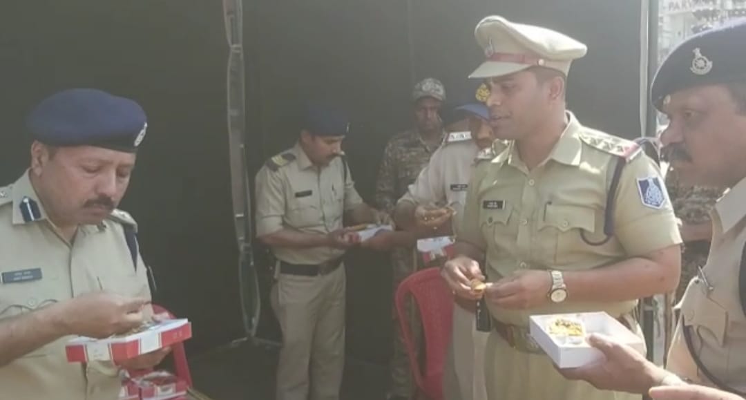 होली पर पुलिस रही मुस्तैद, ड्रोन से रखी नजर, कहीं कोई अप्रिय घटना नहीं, एसपी ने जवानों के साथ खाया डिब्बे वाला खाना