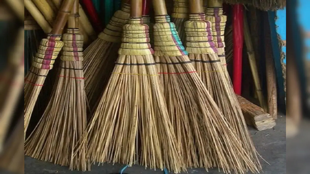 Broom Vastu Tips: घर में चाहिए सुख और समृद्धि, तो झाड़ू से जुड़ी इन 5 बातों का जरूर रखें ध्यान