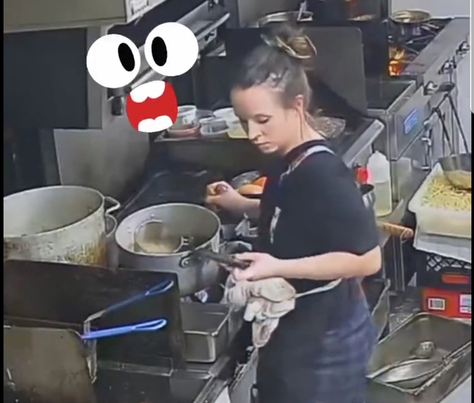 Viral Video : किचन में काम करते हुए मोबाइल देख रही थी लड़की, हाथ से फिसलकर गिरा फ्राइंग पैन में, फिर हुआ ये...
