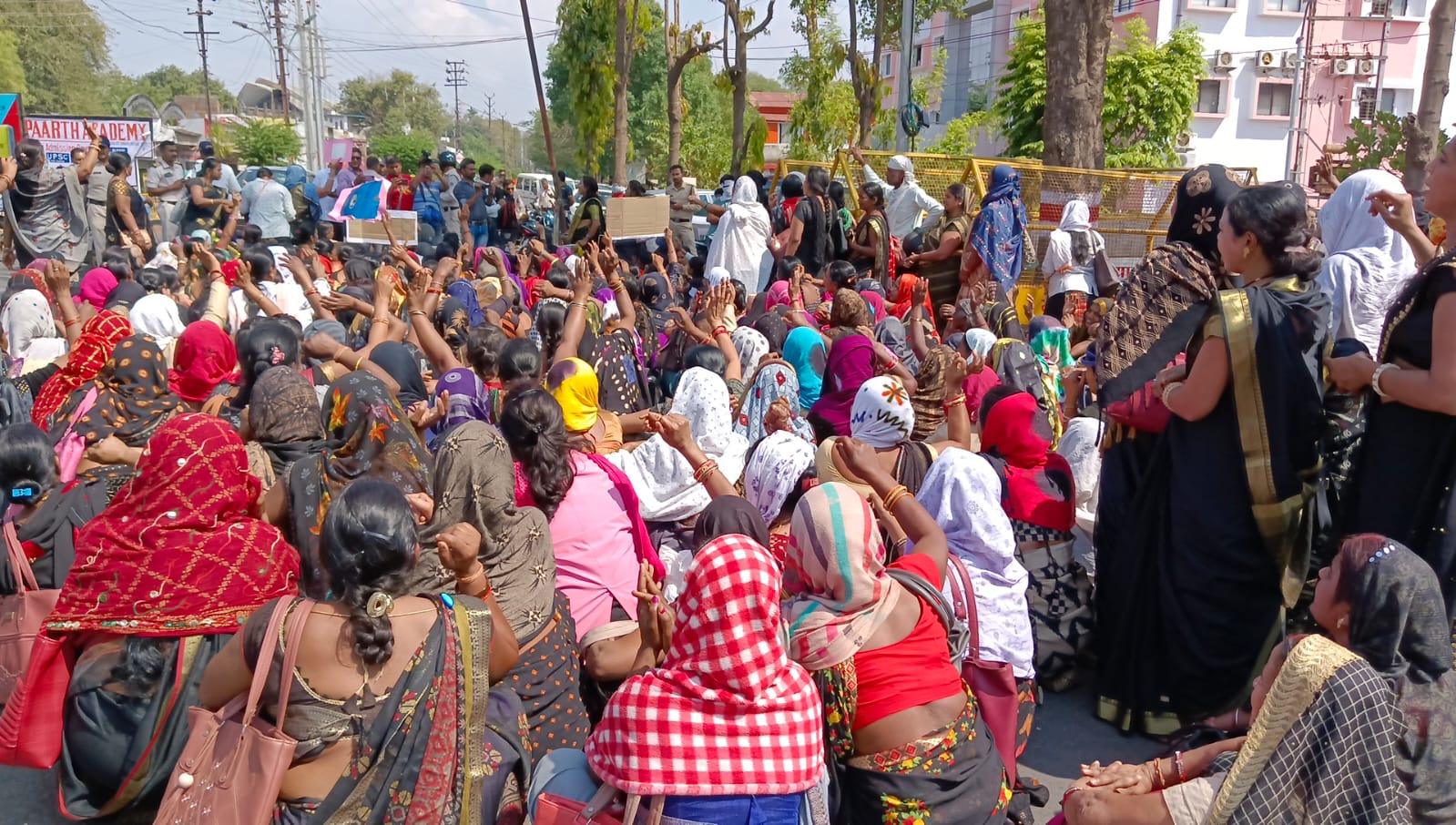 जबलपुर में सैकड़ों आशा-उषा कार्यकर्ताओं ने किया प्रदर्शन, सरकार के खिलाफ की गई नारेबाजी
