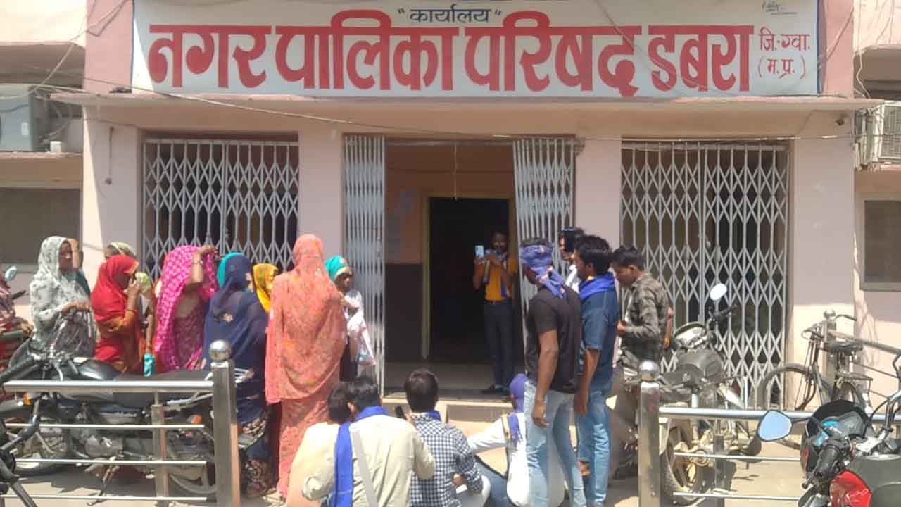 Dabra News : भीम आर्मी के कार्यकर्ताओं व महिलाओं ने डबरा नगर पालिका के बाहर दिया धरना प्रदर्शन, जमकर की नारेबाजी