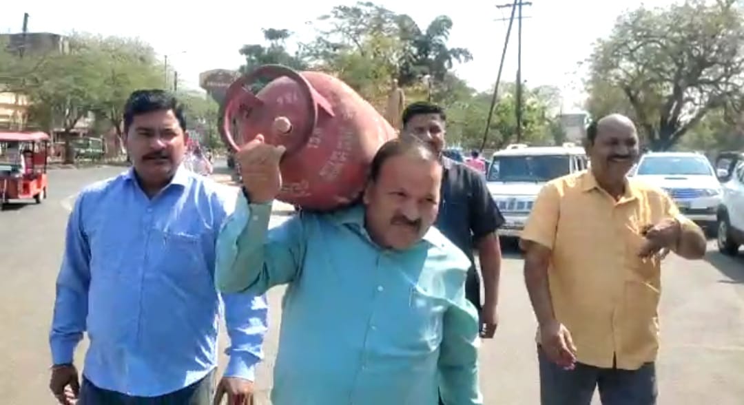 Gwalior News : महंगाई के खिलाफ कांग्रेस का हल्ला बोल, कंधे पर LPG सिलेंडर लेकर धरना स्थल पर पहुंचे विधायक