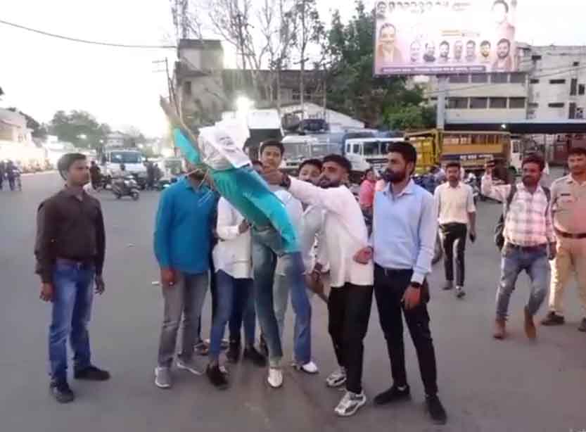Jabalpur News : राहुल गांधी की सदस्यता निरस्त करने से आक्रोशित कांग्रेस कार्यकर्ताओं ने किया प्रदर्शन, केंद्र सरकार का फूंका पुतला