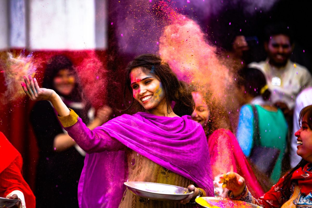 Holi Tips: कपड़ों से हटेंगे होली के जिद्दी रंग, किचन में रखी इन 3 चीजों का करें इस्तेमाल