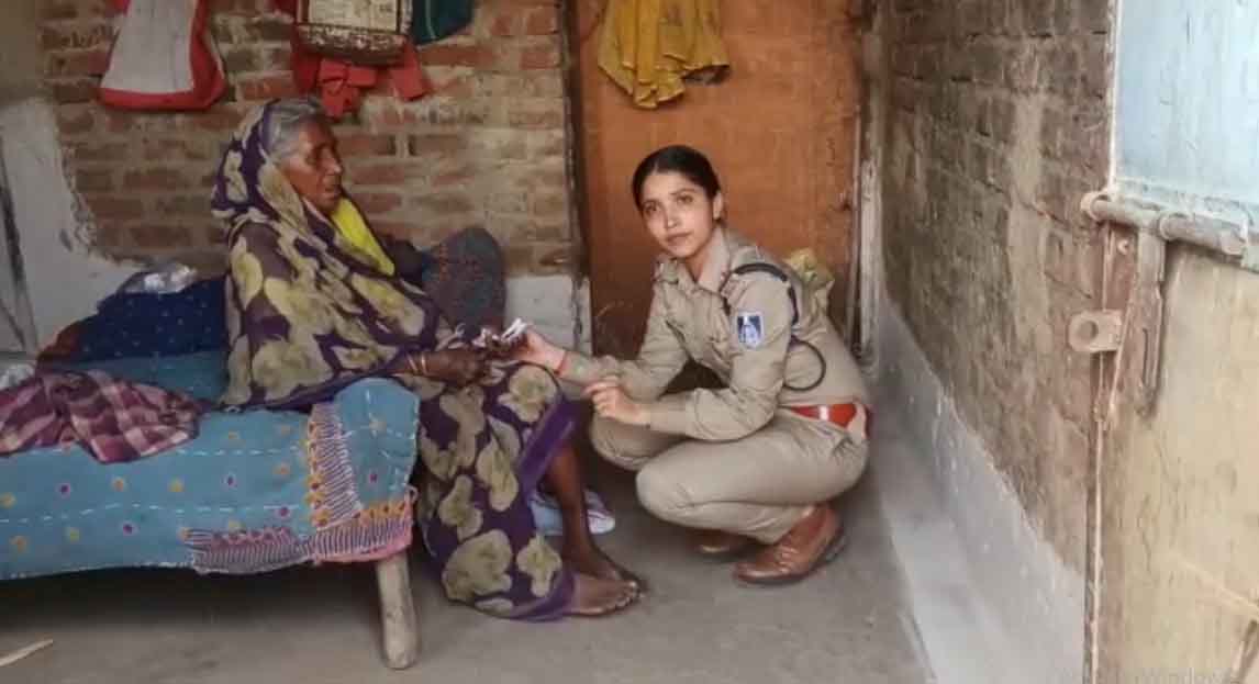 Damoh News : सामने आया पुलिस का मानवीय चेहरा, महिला पुलिसकर्मी ने रास्ते में पड़ी हुई वृद्ध महिला का इलाज कराकर छोड़ा घर