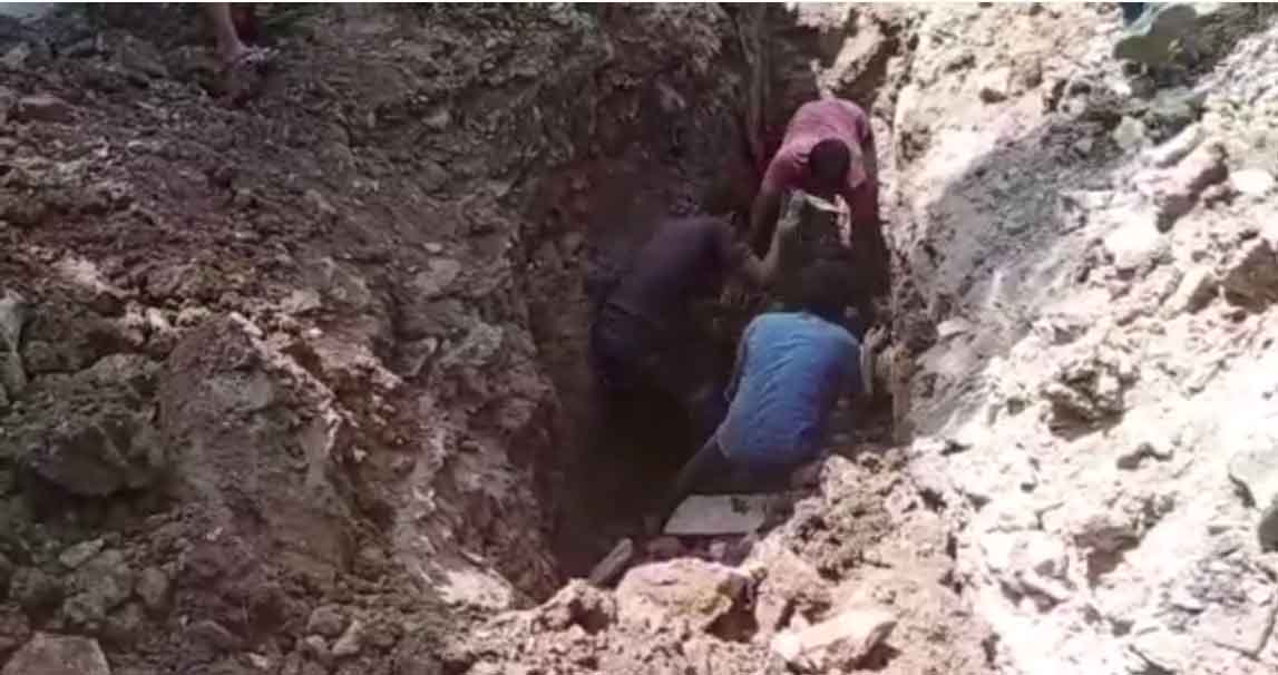 Satna News : सीवर लाइन निर्माण कार्य के दौरान गड्ढे में गिरा मजदूर, कड़ी मशक्कत के बाद JCB से निकाला गया बाहर