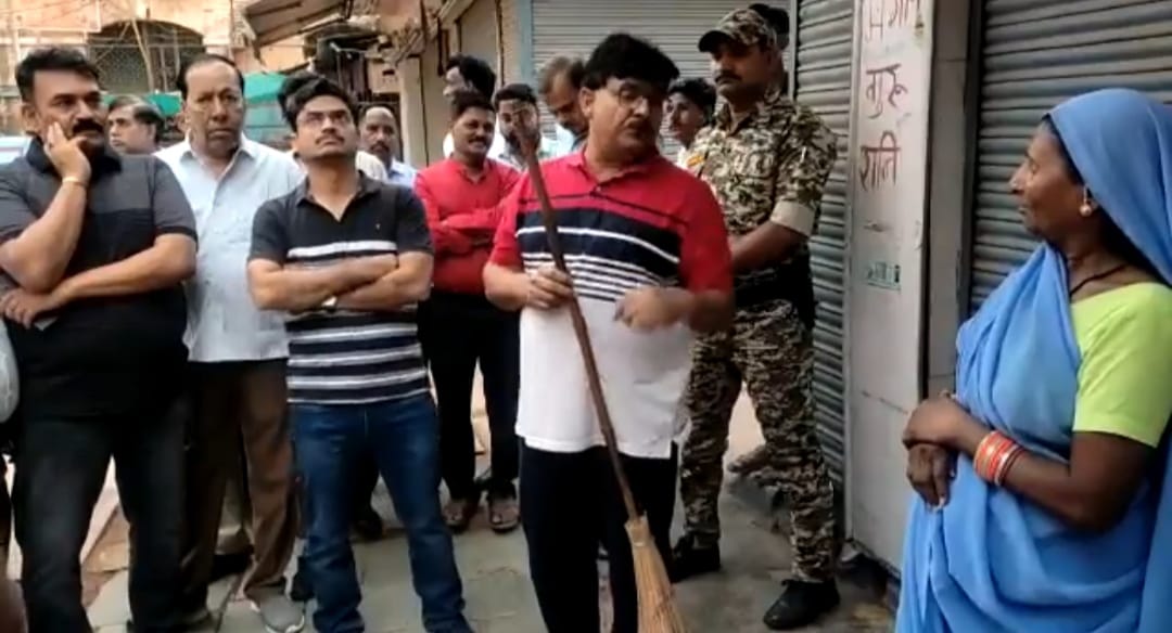 Gwalior News : शहर में स्वच्छता देखने निकले कलेक्टर खुद करने लगे ऐतिहासिक जनक ताल में श्रमदान, लोगों को दिलाई शपथ