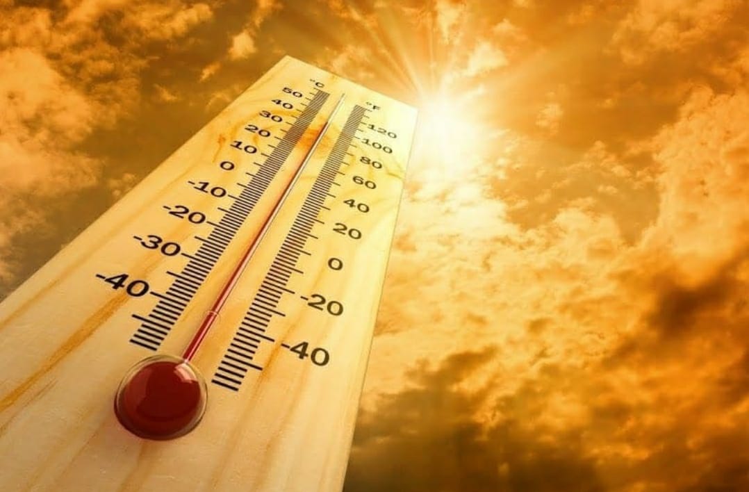 UP Weather : कई जिलों में रिकॉर्ड तोड़ गर्मी, चिलचिलाती धूप से परेशान लोग, इन जिलों में बारिश के आसार, जानें IMD का पूर्वानुमान