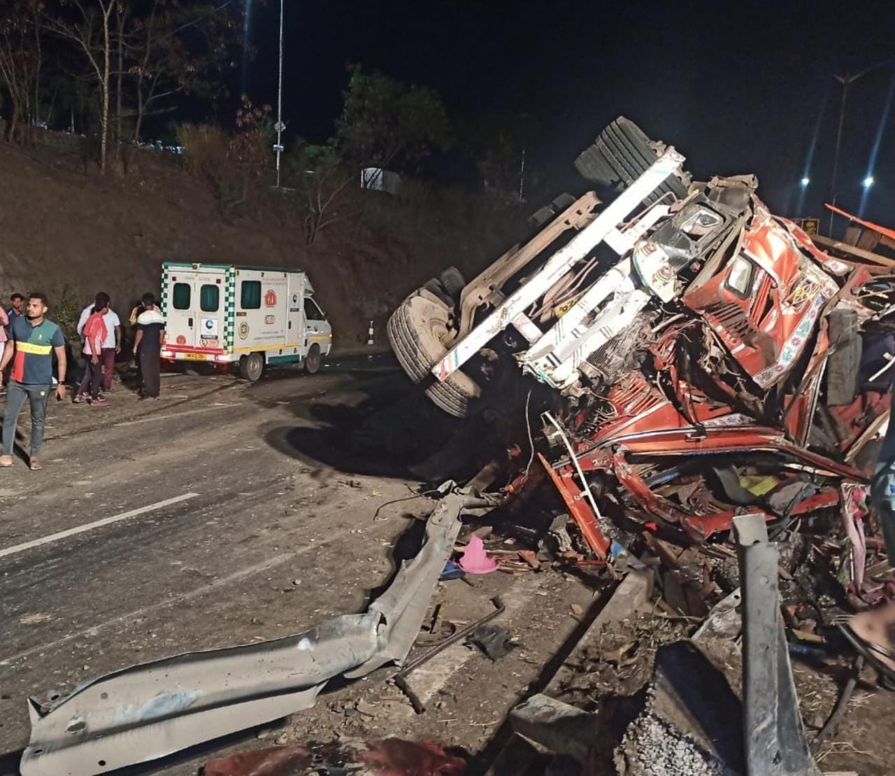 Pune Accident : मुंबई-बेंगलुरु हाईवे पर बड़ा सड़क हादसा, बस में जा घुसा ट्रक, 4 की मौत, कई घायल