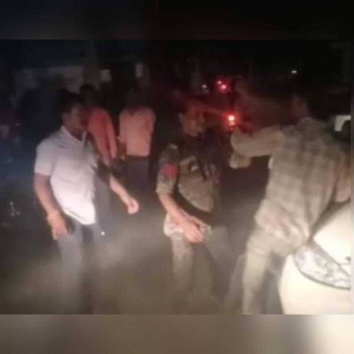 Mandla News: खाकी वर्दी फिर हुई शर्मसार, दो पुलिसकर्मियों ने पिता-पुत्र को बेरहमी से पीटा, देखें वीडियो