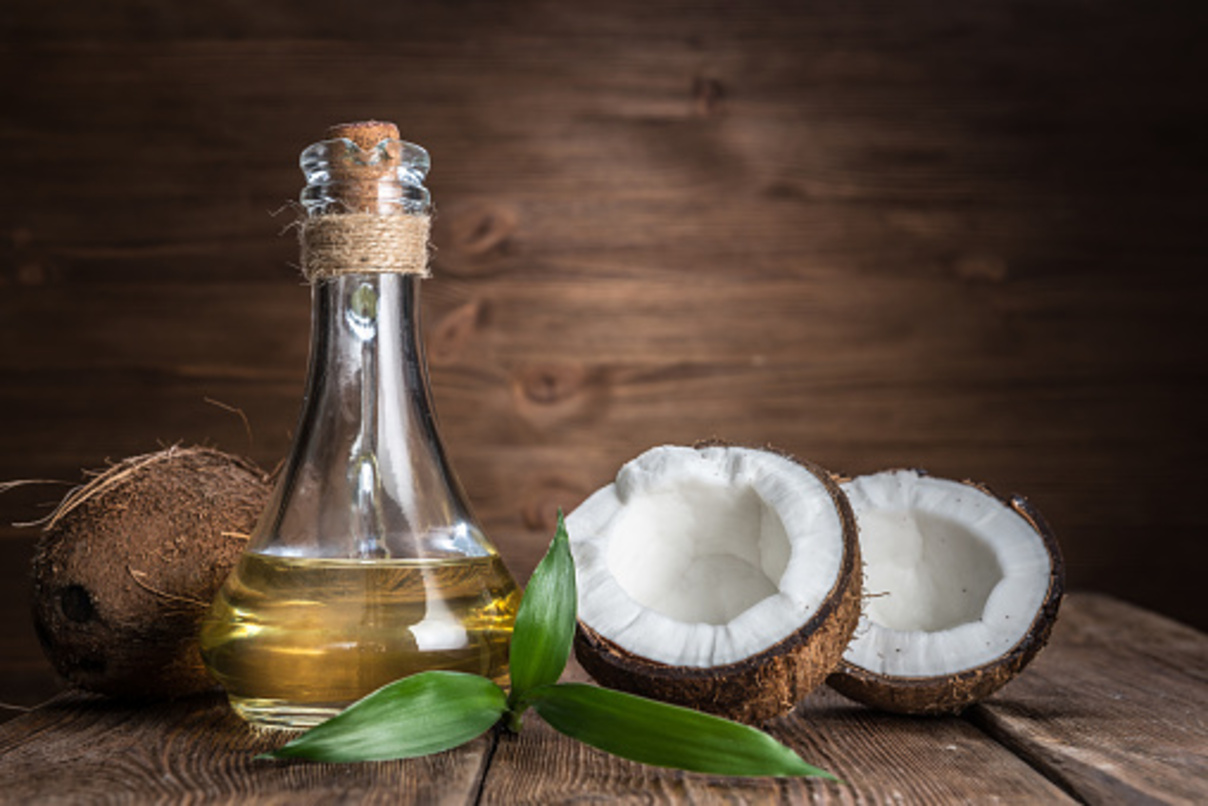Coconut Oil Benefits: गर्मियों में चेहरे पर लगाएं नारियल तेल, धूप से होगा बचाव, दूर होंगी ये 4 समस्याएं