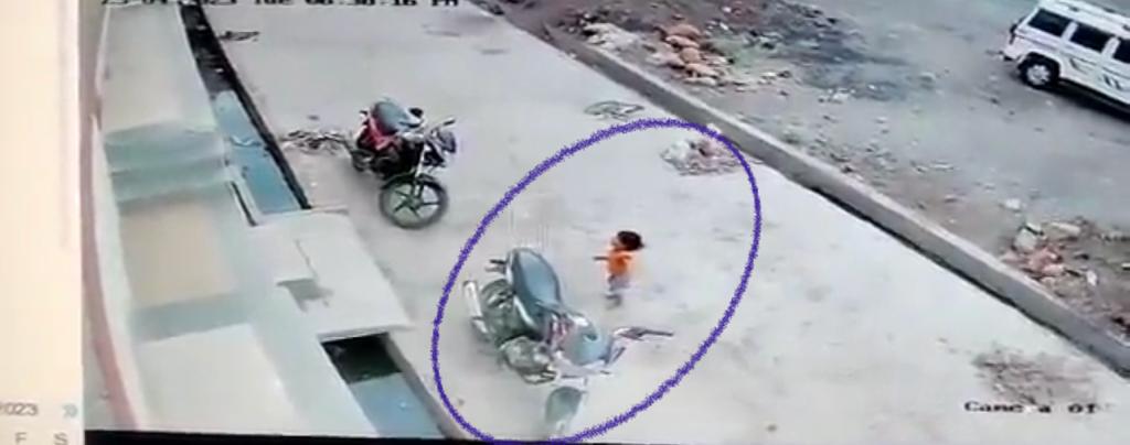 Viral Video : मुंबई में 30 फीट ऊंची बिल्डिंग से गिरी बच्ची, फिर हुआ ये...