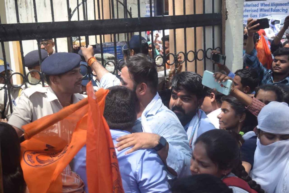 Satna News : ABVP कार्यकर्ताओं ने काॅलेज के गेट पर प्रदर्शन कर की तालाबंदी, पुलिस से हुई झूमाझटकी