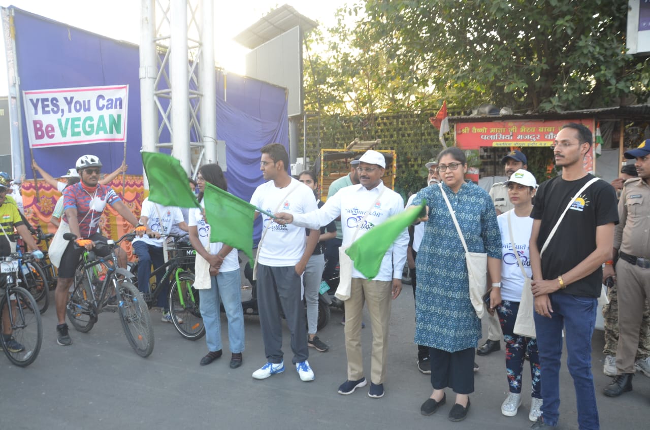 Indore News: साइक्लोथॉन में 500 से अधिक नागरिकों ने झोला टांगकर चलाई साइकिल, दिया प्लास्टिक मुक्त शहर का संदेश